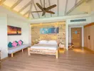 Sypialnia w hotelu You & Me by Cocoon Maldives z drewnianymi elementami