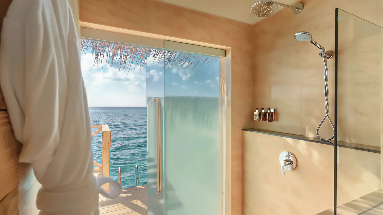 Nowoczesny prysznic w You & Me by Cocoon Maldives z widokiem na morze
