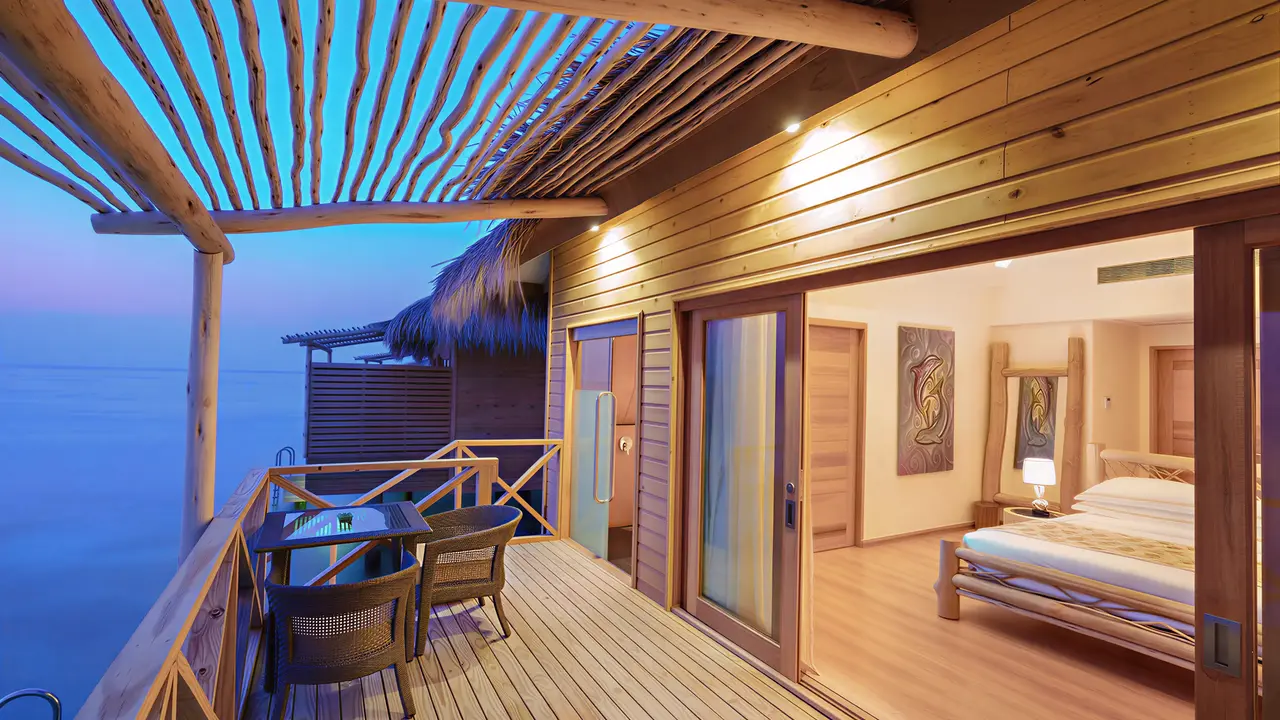 Prywatny taras i sypialnia w You & Me by Cocoon Maldives
