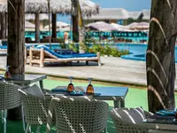 Strefa wypoczynku przy basenie w You & Me by Cocoon Maldives