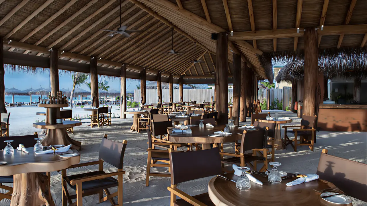 Restauracja w You & Me by Cocoon Maldives z drewnianymi meblami