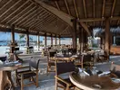 Restauracja w You & Me by Cocoon Maldives z drewnianymi meblami