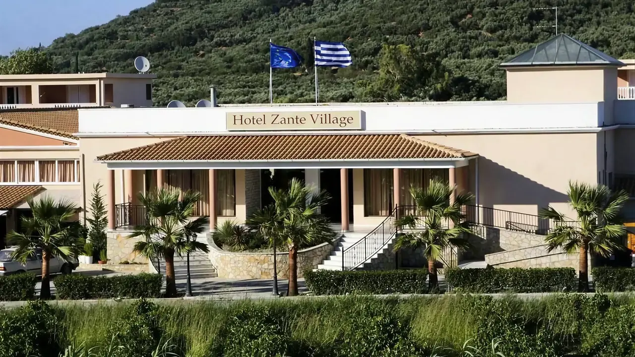 Elewacja budynku Zante Village z palmami