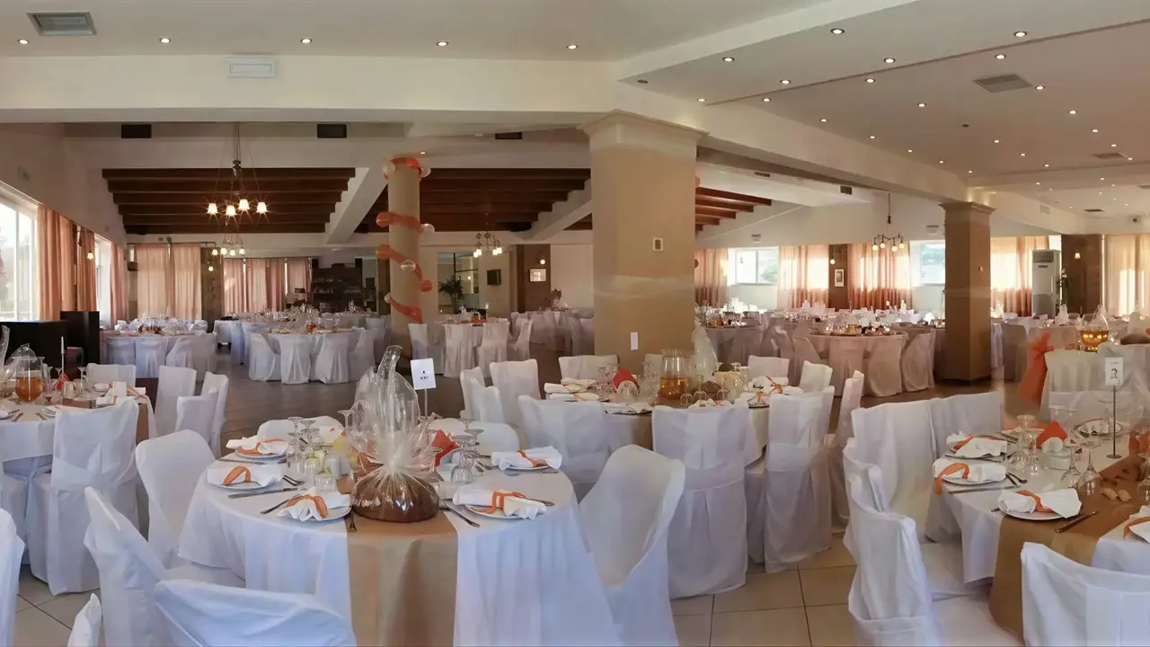 Sala bankietowa z nakrytymi stołami w Zante Village