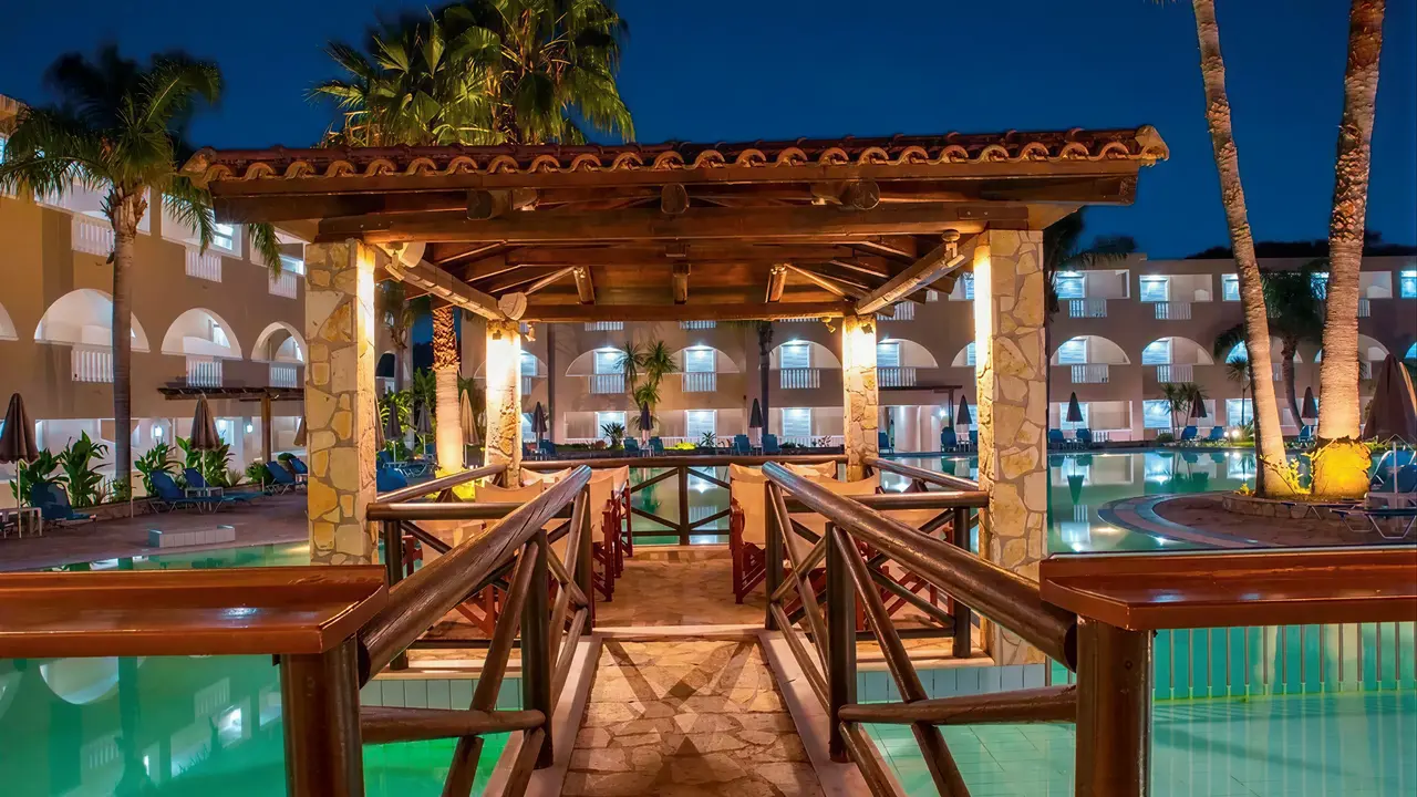 Bar przy basenie w hotelu Zante Village