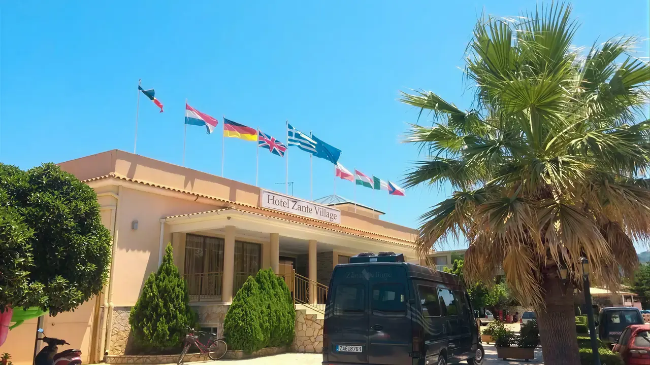 Elewacja i wejście do Zante Village