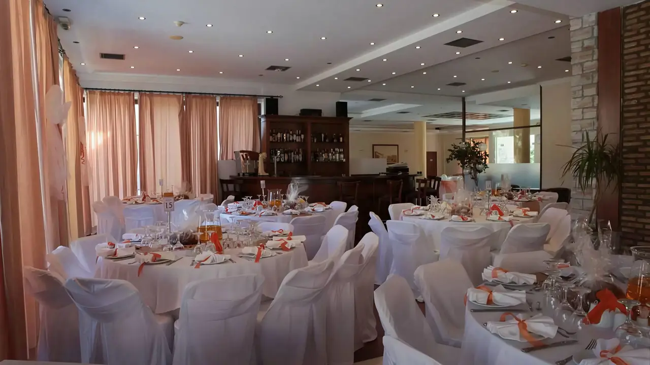 Elegancka restauracja w Zante Village z białymi stołami