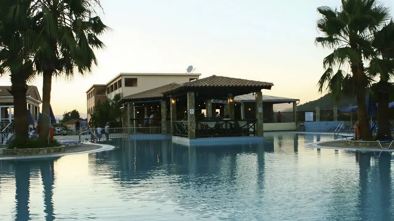Basen z barem w hotelu Zante Village