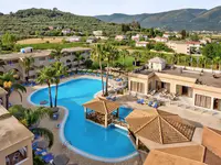 Widok na kompleks Zante Village z basenami