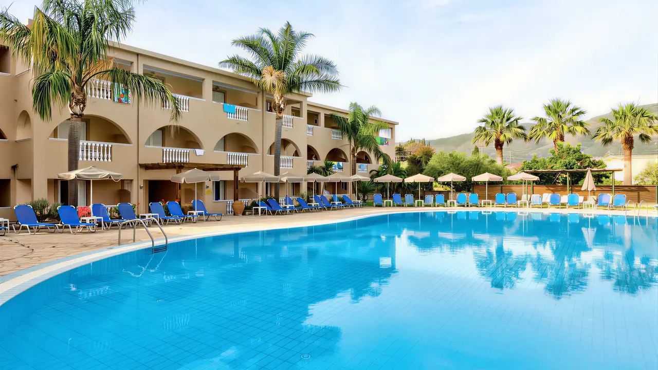 Basen z leżakami w hotelu Zante Village