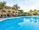 Basen z leżakami w hotelu Zante Village