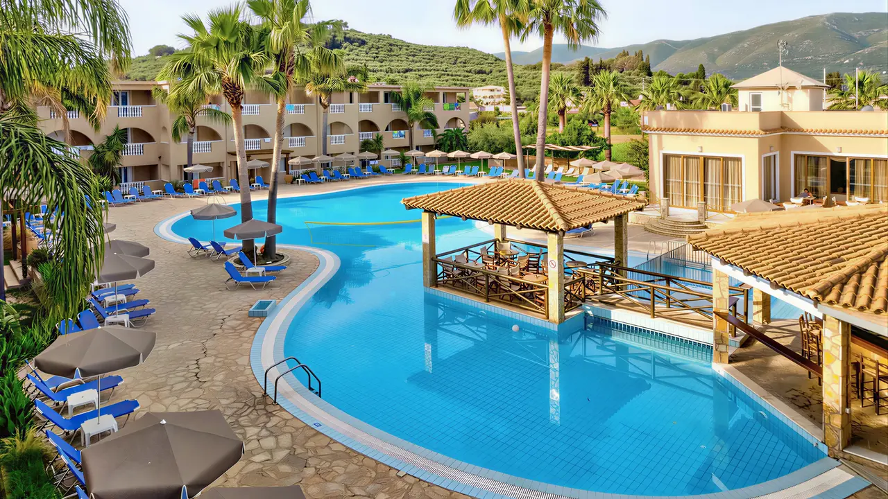 Basen i leżaki w obiekcie Zante Village