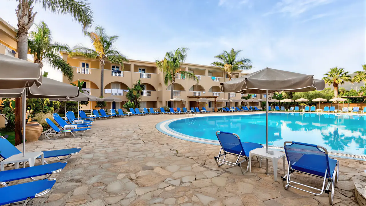 Basen i leżaki w hotelu Zante Village