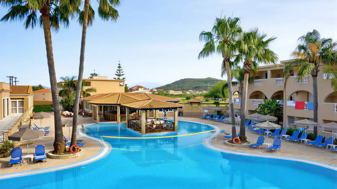 Basen z leżakami w Zante Village