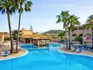 Basen z leżakami w Zante Village