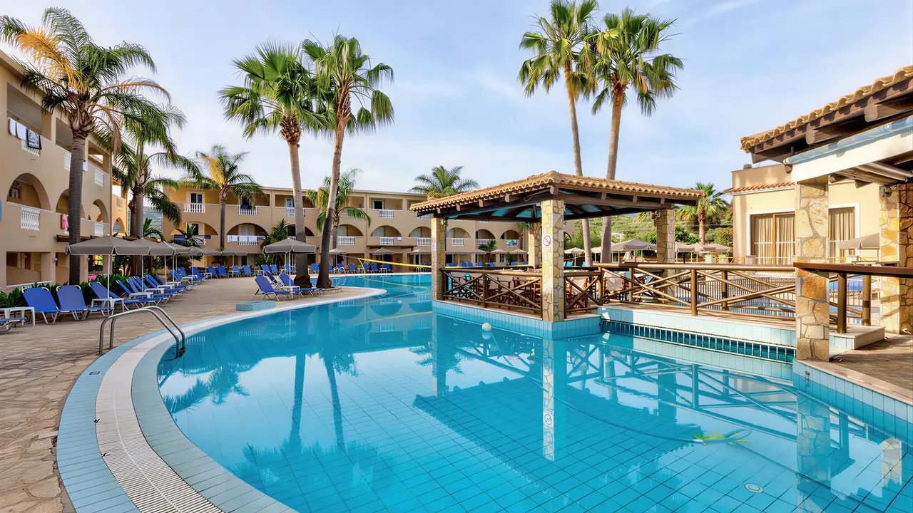 Basen z leżakami w hotelu Zante Village
