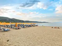 Plaża z leżakami i parasolami w Zante Village