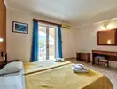 Pokój z łóżkami w hotelu Zante Village