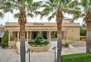 Elewacja i wejście do Zante Village z palmami