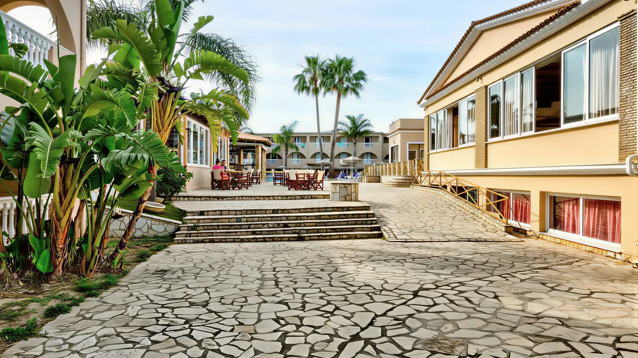 Zewnętrzny dziedziniec i budynki w Zante Village