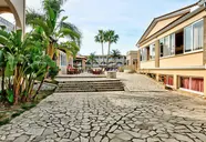 Zewnętrzny dziedziniec i budynki w Zante Village