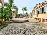 Zewnętrzny dziedziniec i budynki w Zante Village