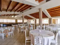 Restauracja w Zante Village z białymi stołami
