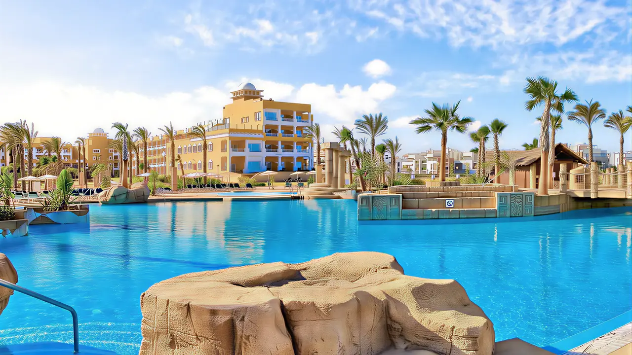 Basen w hotelu Zimbali Playa Spa z palmami