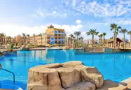 Basen w hotelu Zimbali Playa Spa z palmami