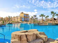 Basen w hotelu Zimbali Playa Spa z palmami