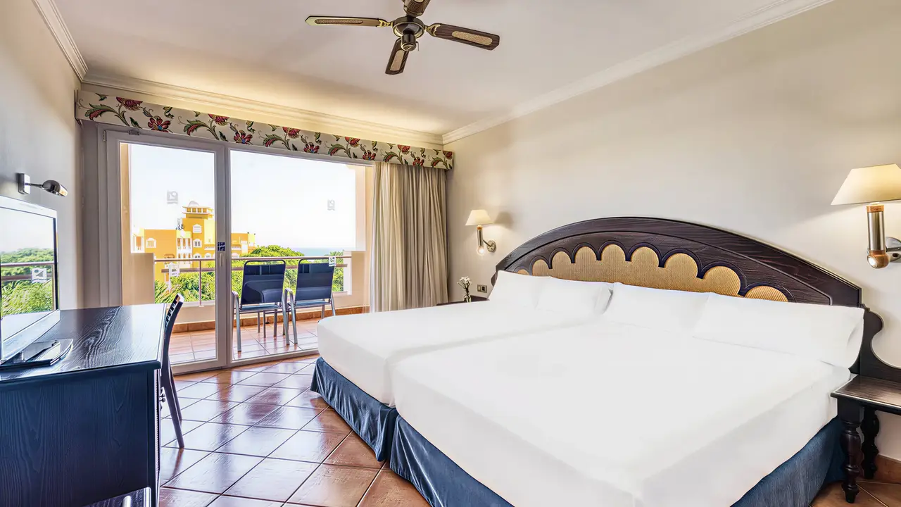 Pokój z łóżkami i balkonem w Zimbali Playa Spa