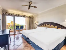 Pokój z łóżkami i balkonem w Zimbali Playa Spa