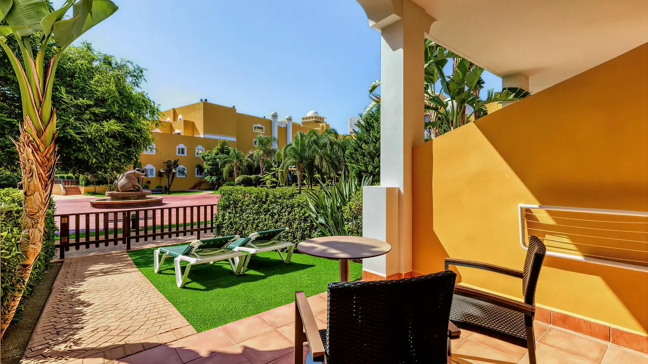 Prywatny taras z meblami w Zimbali Playa Spa