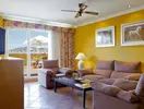 Salon z kanapą w pokoju Zimbali Playa Spa