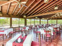 Restauracja w Zimbali Playa Spa z nakrytymi stołami