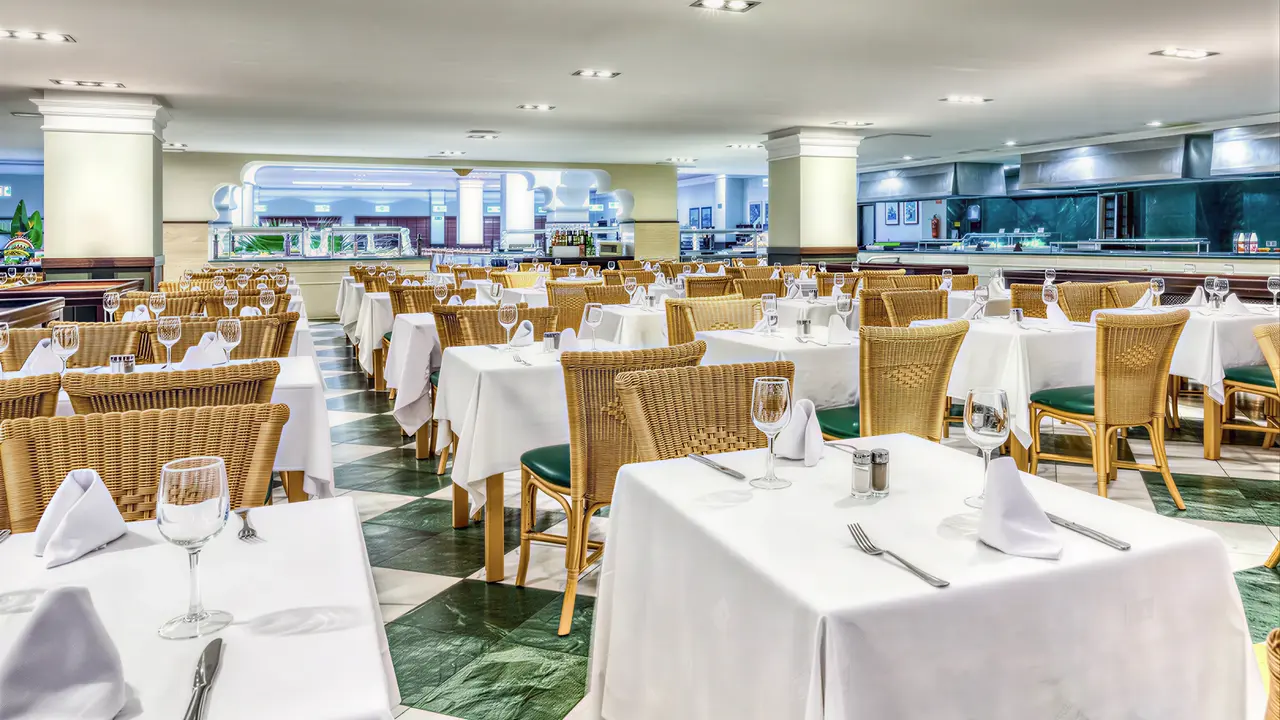 Elegancka restauracja w Zimbali Playa Spa z nakrytymi stołami