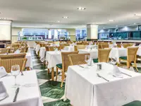 Elegancka restauracja w Zimbali Playa Spa z nakrytymi stołami