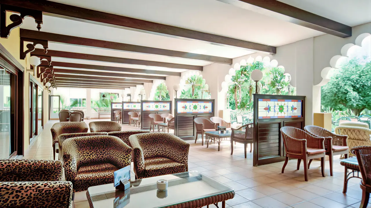 Wnętrze wspólnej strefy wypoczynku w Zimbali Playa Spa