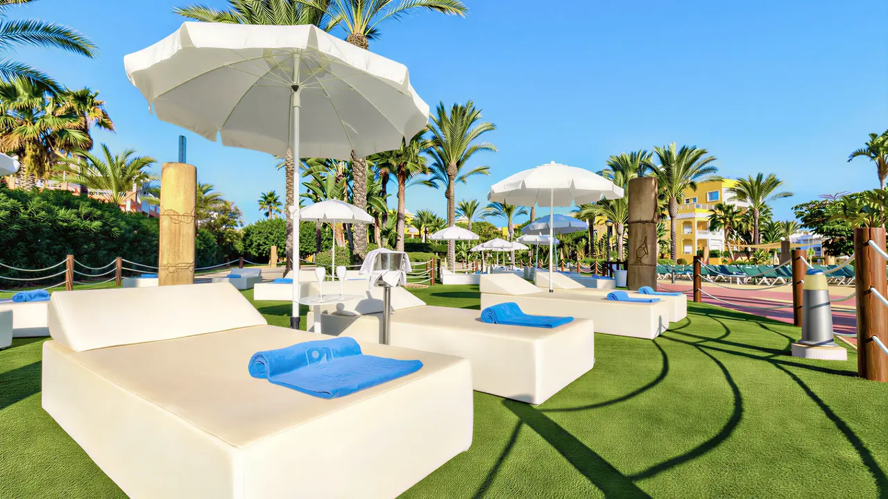 Leżaki i parasole w ogrodzie Zimbali Playa Spa