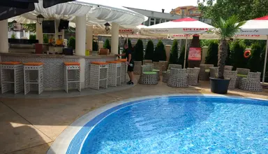 Avenue Deluxe
