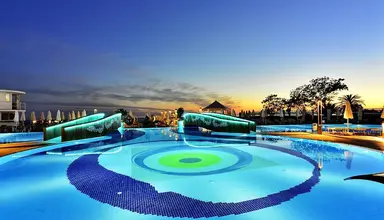 Azura Deluxe Resort & Spa