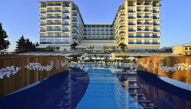 Azura Deluxe Resort & Spa