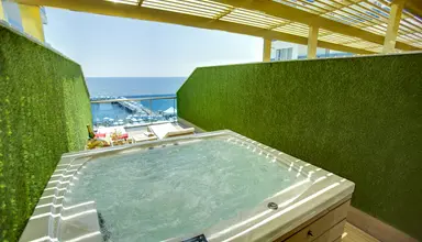 Azura Deluxe Resort & Spa
