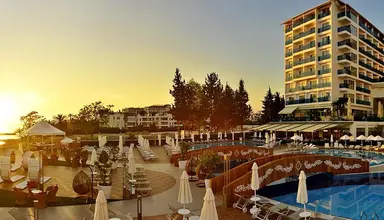 Azura Deluxe Resort & Spa
