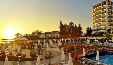 Azura Deluxe Resort & Spa