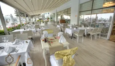 Azura Deluxe Resort & Spa