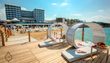 Azura Deluxe Resort & Spa