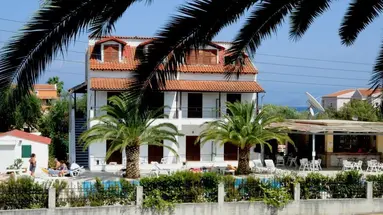 Captain's Studios & Apartments