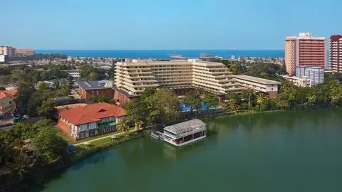 Hotel Cinnamon Lakeside