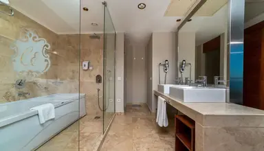 Commodore Elite Suites & Spa